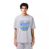 Camiseta gris de manga corta con estampado frontal del logo de Lacoste y la leyenda "Since 1933".