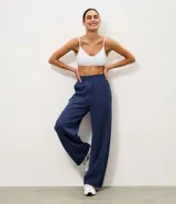 Pantalón deportivo de modal color azul marino, de corte ancho y relajado, con cintura elástica y bolsillos laterales.