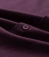 Camisa de manga larga color bordó de corte regular, confeccionada en tejido de sarga con cuello estructurado y cierre frontal de botones.