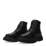 Botas tipo borcego de caña media, color negro, con cordones al tono y ojales metálicos plateados. Presenta una suela track robusta y plana, con un diseño de líneas limpias y acabado liso.