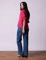 Blusa de gasa estampada marca Sioni, con cuello a la base y escote en V. Manga 3/4 con terminación fruncida.