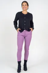 Pantalón de corte chupín en color violeta, con bolsillos delanteros funcionales y falsos bolsillos traseros. Presenta cierre frontal con botón y costuras reforzadas.