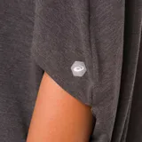 Remera deportiva Asics negra de corte holgado, mangas cortas amplias y dobladillo trasero más largo.