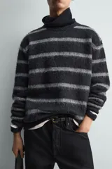 Jersey de punto con acabado cepillado, cuello redondo y manga larga. Presenta un corte boxy fit con terminaciones en rib.