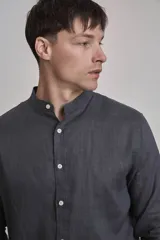 Camisa de lino color marrón, con cuello mao, manga larga y botones blancos.