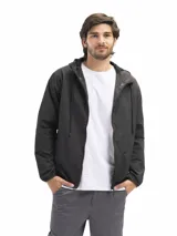 Campera rompevientos de nylon color negro, con capucha ajustable, cierre frontal, bolsillos laterales con cierre y forro interno de red para mayor ventilación.