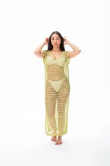 Vestido largo de crochet color verde pistacho, con escote en V y sin mangas.