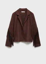 Chaqueta de efecto piel color marrón con cuello de solapa, diseño recto y detalle de flecos en la parte trasera y mangas.