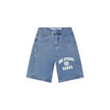 Bermuda de jean de corte holgado estilo jorts, color azul clásico con efecto desgastado. Presenta un diseño de cinco bolsillos, costuras reforzadas y un estampado tipográfico en color blanco con la inscripción 'EME STUDIOS BADGE' en la pierna derecha.