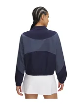 Campera deportiva de corte ligero con diseño de bloques de color en tonos azul marino y gris. Presenta cierre frontal completo, cuello alto, bolsillos laterales y puños con elástico. Incluye el logo de la marca en el pecho.