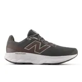 Championes de running New Balance modelo 520 V9, color gris oscuro con detalles en marrón y entresuela blanca con tecnología Fresh Foam. Presentan un diseño de malla transpirable con superposiciones sin costuras y el logo característico de la marca en el lateral.