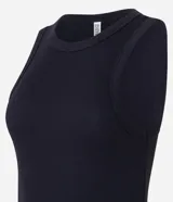 Vestido midi negro de rib con cuello redondo y sisas anchas. Presenta una abertura lateral en el ruedo.