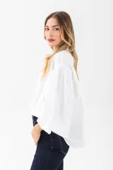 Camisa celeste con cuello mao y mangas abullonadas.