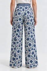 Pantalón ancho de algodón con cintura alta y bolsillos laterales, con estampado floral en tonos azules sobre fondo claro.