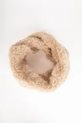 Cuello color beige de piel sintética suave.