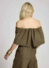 Blusa verde militar de hombros caídos con diseño de volados y corte corto.