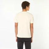 Remera de algodón color crema con estampado gráfico frontal en color rojo que incluye el texto 'SYNTHETIC' y otros detalles tipográficos.