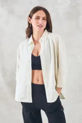 Camisa color crema de corte holgado, con cuello clásico y mangas 3/4.