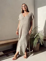 Vestido midi de tejido calado en color beige, con escote en V, mangas cortas y silueta holgada.