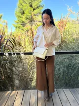 Botas cortas de cuero con efecto desgastado en color chocolate, con taco cuadrado y plataforma. Presentan cierre lateral y punta redondeada.