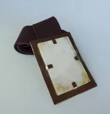 Cinturón ancho de cuero marrón con hebilla rectangular con aplique de guampa y detalles metálicos plateados.