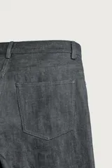 Jeans straight fit de corte recto y tiro medio, confeccionados en denim de algodón oscuro sin lavados, con diseño de cinco bolsillos y bajo vuelto.