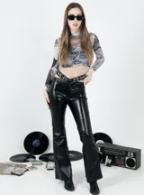 Pantalón de tiro medio color negro, estilo oxford, con cinto incorporado y engomado de alta calidad.