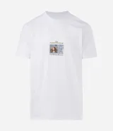 Remera blanca de algodón con estampado frontal de la Mona Lisa en un recuadro, y estampado artsy en la espalda. De corte comfort, cuello redondo y manga corta.