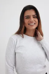 Sweatshirt gris claro de algodón, de corte clásico y manga larga.