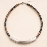 Collar de diseño minimalista con una pieza central curva de metal plateado mate y cordón trenzado con textura tipo piel de serpiente en tonos rosados y oscuros.