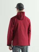 Campera de neopreno negra con diseño deportivo y semi impermeable. Cuenta con cuello alto, cierre frontal completo, tres bolsillos con cierre, ajuste con velcro en los puños y cordón elástico en la cintura.