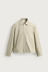Sobrecamisa regular fit confeccionada en popelín de algodón, color beige, con cuello solapa, manga larga con puño abotonado, bolsillos ocultos en costura y cierre frontal de botonadura oculta por solapa.