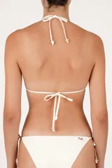 Top de bikini triangular color crema con cordones finos para anudar al cuello y espalda, decorado con bordados de cuentas en relieve sobre las copas.