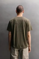 Remera Zara Athleticz de corte relaxed fit, confeccionada en tejido técnico fluido y ligero, en color verde militar. Presenta cuello redondo, manga corta y pequeño estampado a contraste en el pecho.