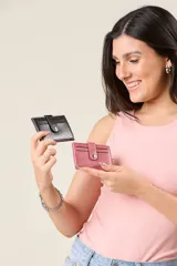 Tarjetero de cuero sintético con cierre de broche a presión.