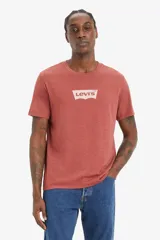 Remera de algodón color ladrillo con logo Levi's blanco estampado en el pecho.
