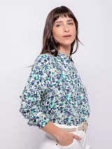Camisa estampada azul con lunares blancos y rosados, de corte holgado y manga larga con puños abotonados.