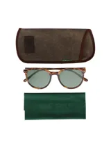 Lentes de sol con armazón de acetato de celulosa biodegradable en estampado carey y cristales polarizados con protección UV.