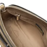 Bandolera color verde de material símil cuero (PU) con textura granulada. Diseño redondeado con cierre superior metálico y logo XL aplicado al frente. Incluye correa regulable y desmontable.