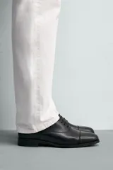 Zapato tipo oxford de vestir en color marrón oscuro, con diseño de puntera reforzada y cordones al tono.