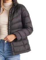 Campera puffer de plumas Michael Kors, color negro, con cierre frontal metálico, bolsillos laterales y cuello alto con capucha oculta.