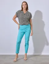 Pantalón de gabardina elastizada color celeste, marca Ruby Rd. Tiene pretina ancha elastizada, bolsillos delanteros simulados, bolsillos traseros aplicados y largo al tobillo.