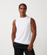 Musculosa deportiva de corte regular, color blanco, con cuello redondo y diseño minimalista. Confeccionada en tejido técnico de poliéster de secado rápido.
