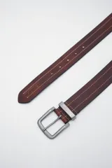 Cinto de cuero marrón con costuras decorativas en contraste y hebilla metálica de estilo envejecido.