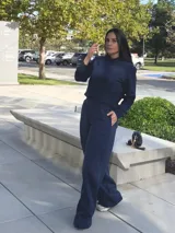 Pantalon wide leg de tiro alto, color azul marino, con cintura elástica y bolsillos laterales.