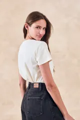 Remera de algodón color mostaza, de manga corta y escote en V con detalle metalizado.