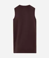 Musculosa deportiva marrón con cuello redondo, confeccionada con tecnología Dry y tejido de modal, poliéster y elastano. Presenta una pequeña estampa minimalista en el pecho.