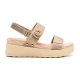 Sandalias con plataforma color beige, con dos tiras horizontales y una tira trasera ajustable.