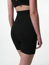 Short modelante de tiro alto con diseño seamless y textura acanalada. Confeccionado en microfibra, ofrece compresión localizada en la zona de la cintura para un efecto estilizante y una sujeción firme pero cómoda.