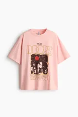 Remera oversize de algodón color rosado, con cuello redondo y diseño estampado frontal de la banda The Doors.